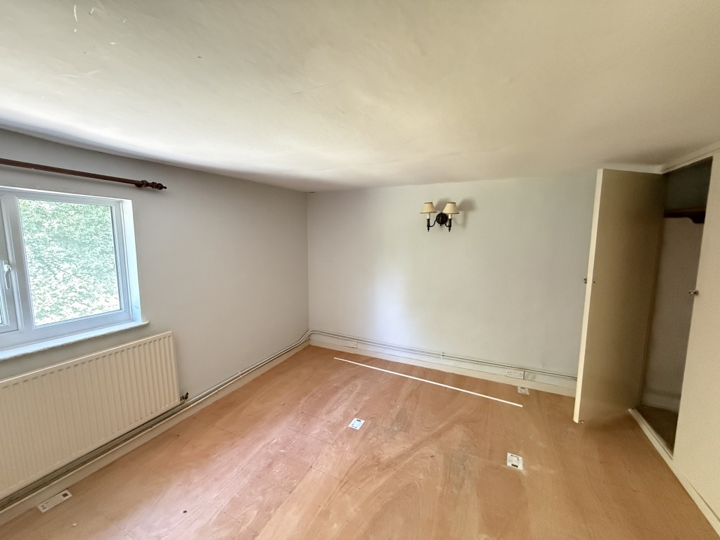 Lot: 134 - HOUSE FOR IMPROVEMENT WITH EXTENSIVE GARDEN - Rear bedroom